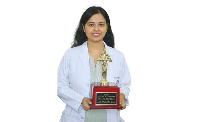 April 2024 : Dr. Shreya Nayak , received the coveted “Best of the Best” trophy for her groundbreaking scientific discovery on Negative Dysphotopsia  at the ASCRS ( American Society of Cataract and Refractive Surgery ) Conference , Chicago, USA